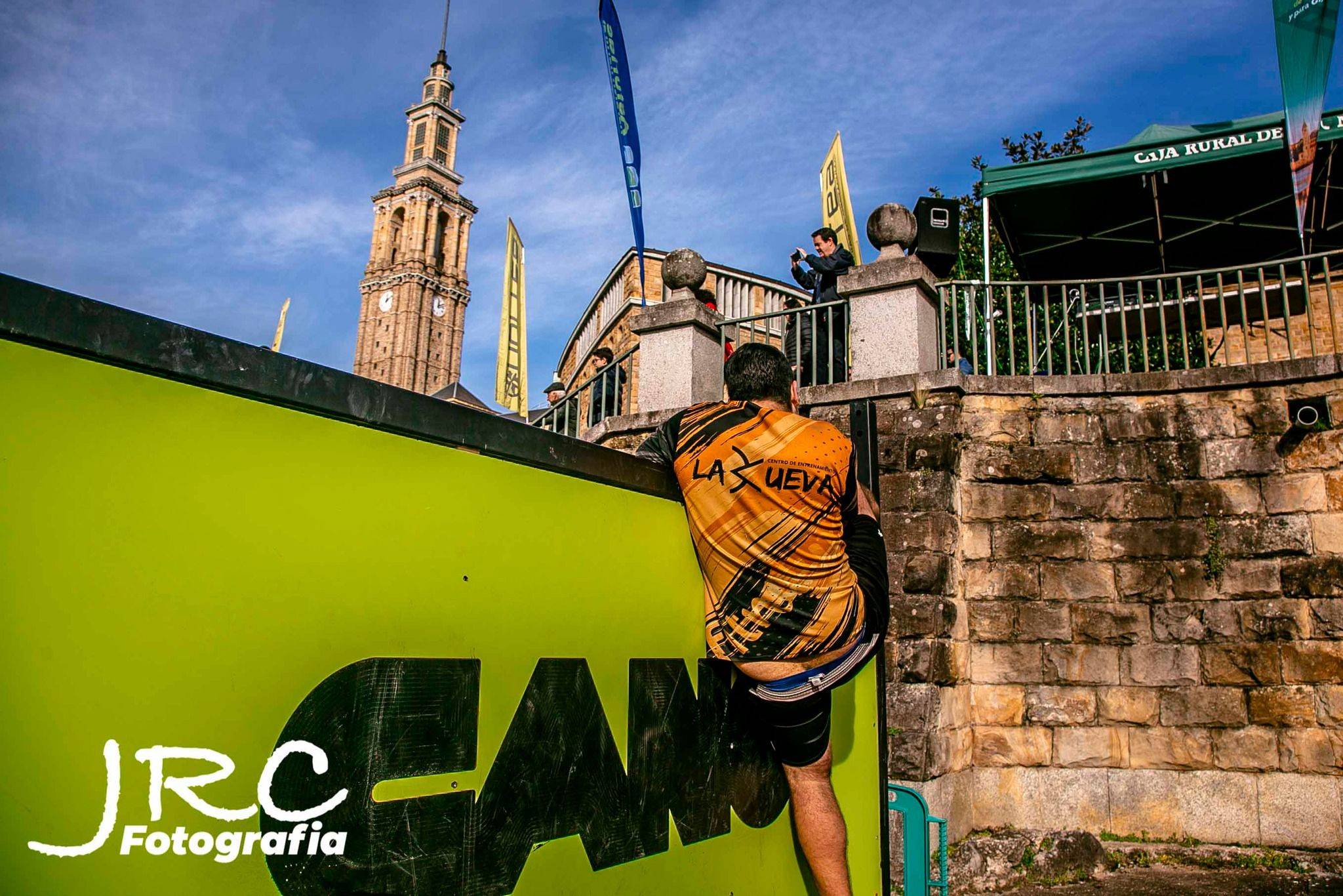 Atleta superando un obstáculo en OCR